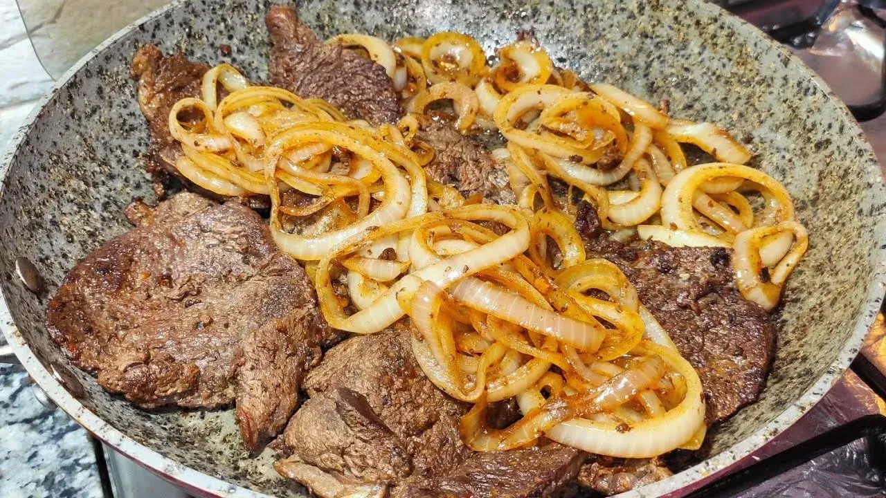 Bife Acebolado: Receita Fácil e Suculenta