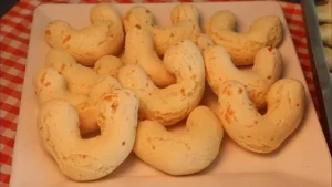 Biscoito de Polvilho com Queijo Crocante por Fora e Macio por Dentro para Fazer e Congelar