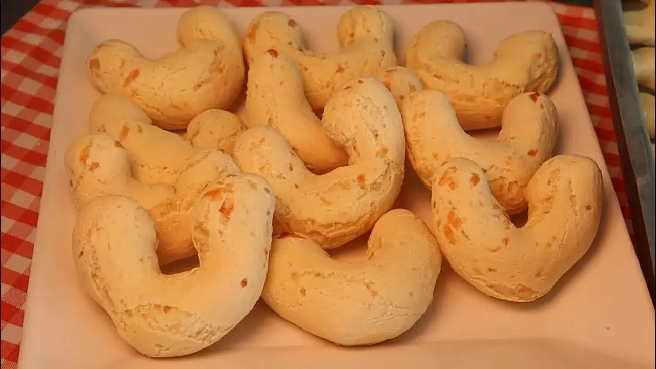 Biscoito de Polvilho com Queijo Crocante por Fora e Macio por Dentro para Fazer e Congelar