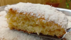 Bolo com Gelatina de Abacaxi no Liquidificador com Calda de Leite e Coco