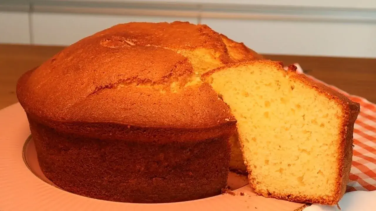 Bolo de Laranja de Liquidificador fofinho e fácil para o café da tarde