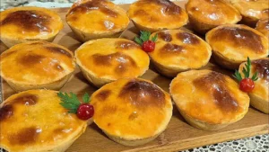 Empada de Frango Cremosa com Massa Caseira Crocante e Recheio Bem Temperado
