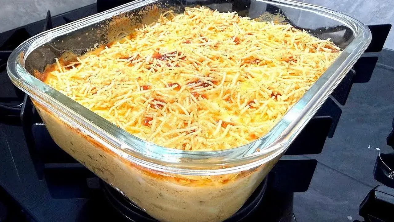 Fricassê de Frango Cremoso com Milho e Queijo Gratinado para um Almoço Especial