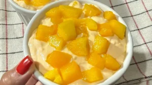 Gelado de Manga Cremoso com Pedaços da Fruta para Refrescar Seus Dias