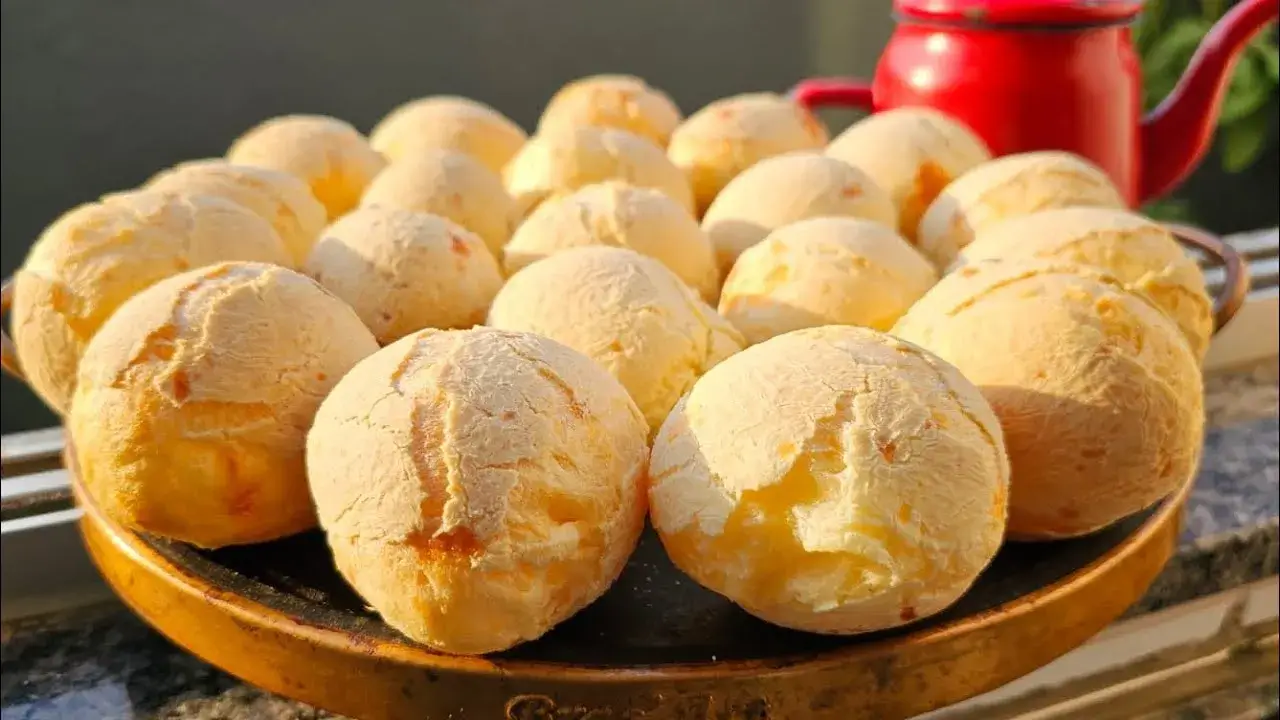 Pão de Queijo Caseiro Grande e Crocante para Acompanhar o Café