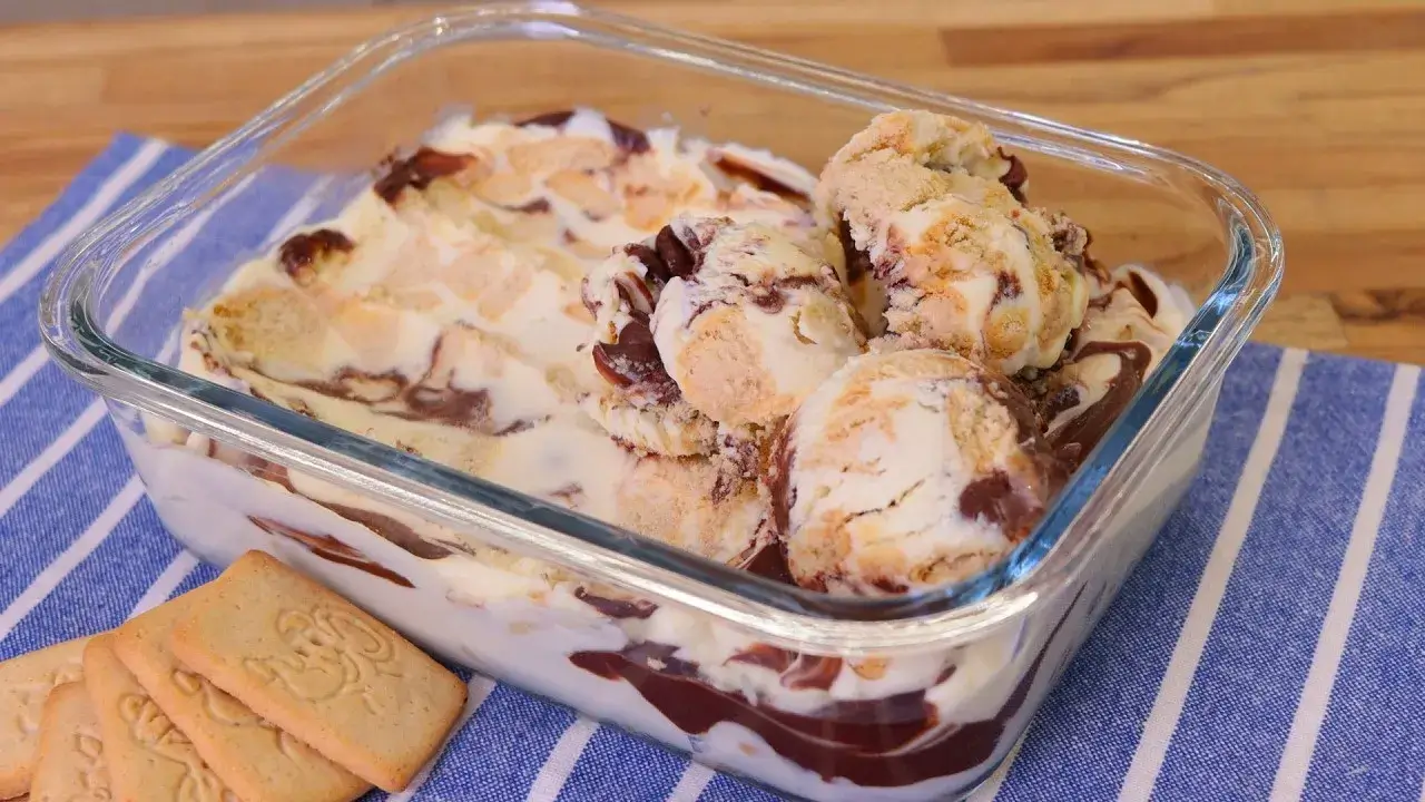 Sorvete Caseiro Cremoso com Ganache de Chocolate e Biscoito Maltado