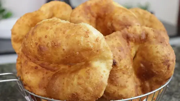 Bolinho d’Água com Queijo Crocante para Café da Manhã ou Lanche Fácil