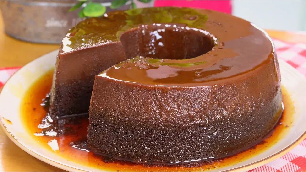 Bolo Pudim de Chocolate com Calda Caramelizada