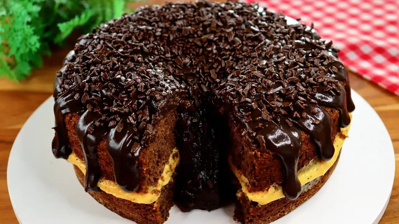 Bolo Vulcão de Maracujá com Chocolate molhadinho e bem recheado