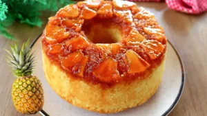 Bolo de Abacaxi Caramelizado Fofinho com Cobertura Dourada e Sabor Marcante