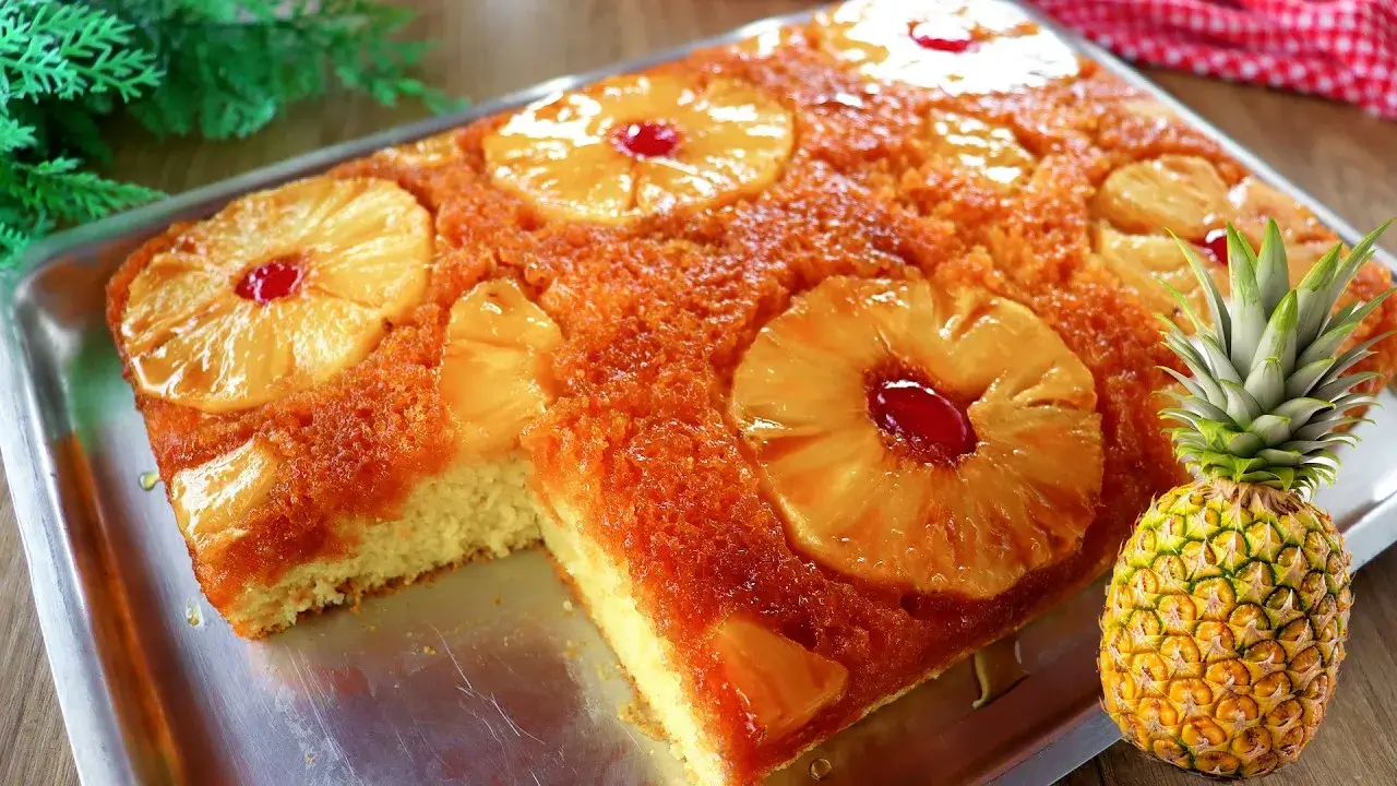 Bolo de Abacaxi Caramelizado com Calda Dourada