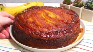 Bolo de Banana Caramelizado Fofinho com Cobertura Dourada Fácil de Fazer