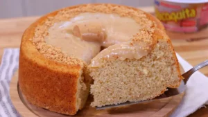 Bolo de Paçoca fofinho com cobertura cremosa para Festa Junina