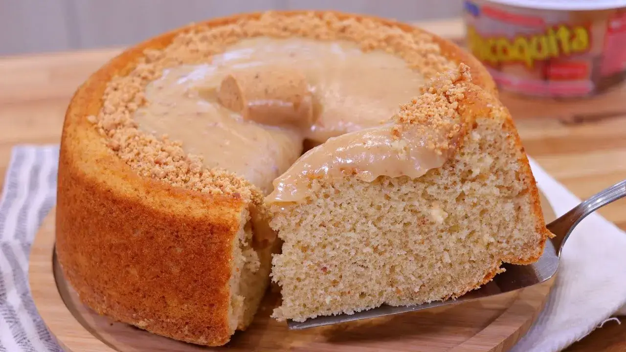 Bolo de Paçoca fofinho com cobertura cremosa para Festa Junina