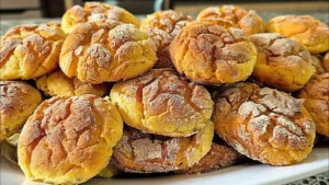 A broinha de fubá é uma receita simples e muito apreciada para acompanhar café ou...