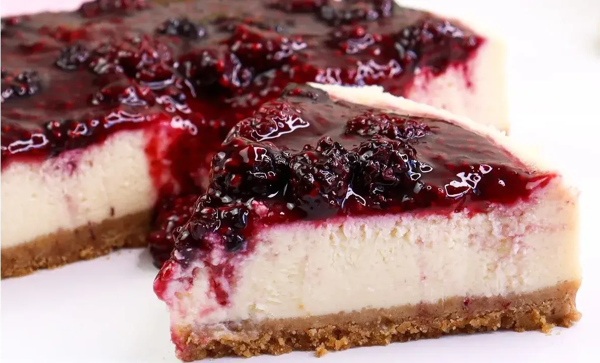 Cheesecake de Frutas Vermelhas Cremosa com Geleia Brilhante para o Natal