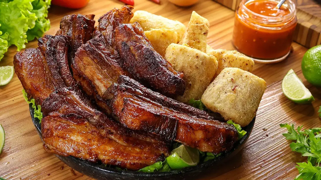 Costelinha Frita à Mineira com Molho de Pimenta e Mandioca Crocante