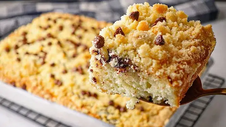 Cuca com Chocolate com Farofa Crocante e Recheio Cremoso Fácil
