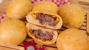 Hamburgão de Forno Recheado com Carne e Queijo: Receita Caseira Grande e Suculenta