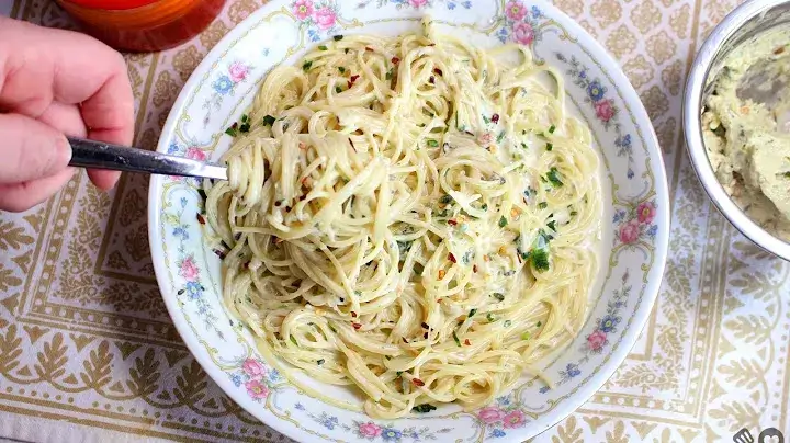 Macarrão cremoso de alho com parmesão fácil e cheio de sabor