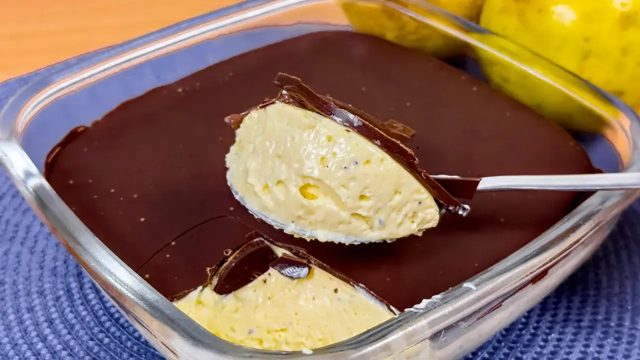 Mousse de Maracujá com Casquinha de Chocolate fácil em 5 minutos