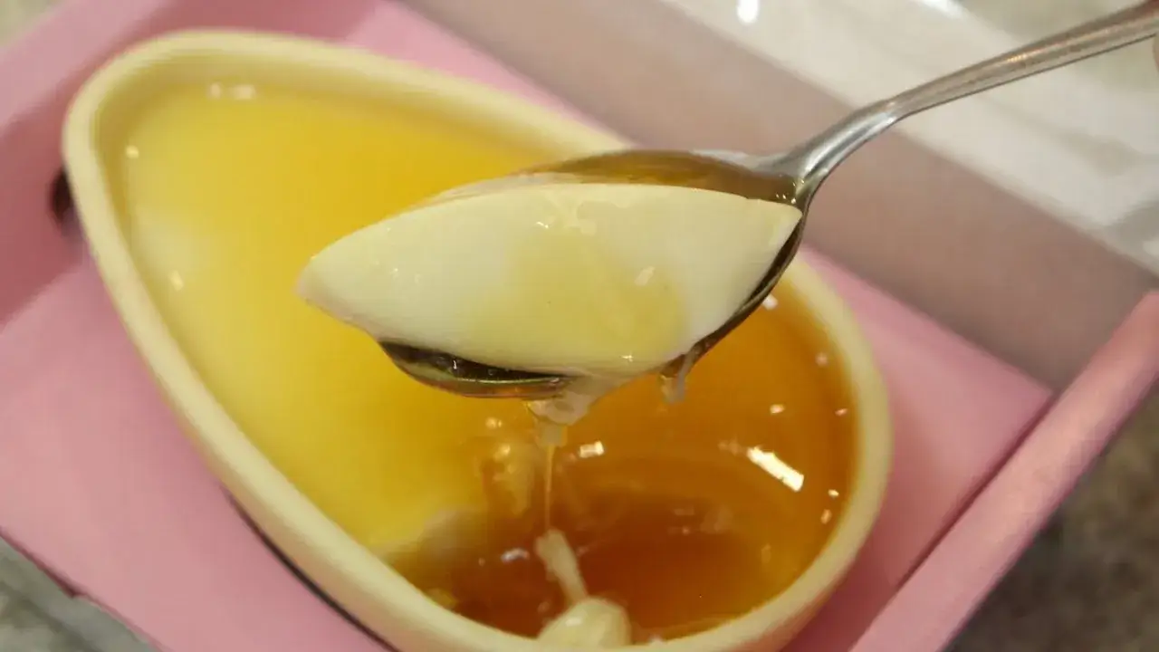 Ovo Pudim de Páscoa com Leite Ninho e Calda de Caramelo