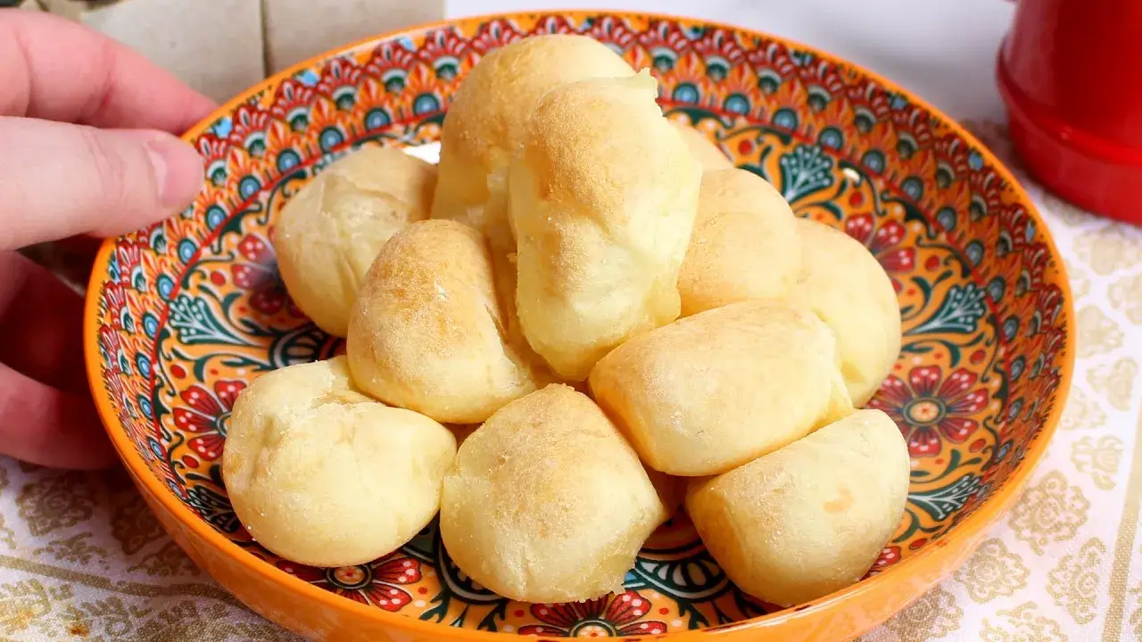 Pão de queijo com batata sem glúten e sem lactose para um café da manhã leve e saboroso