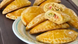 O pastel de forno de frango é perfeito para lanches, reuniões em família ou festas....