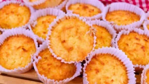 Queijadinha de Festa Junina fácil com coco fresco e queijo