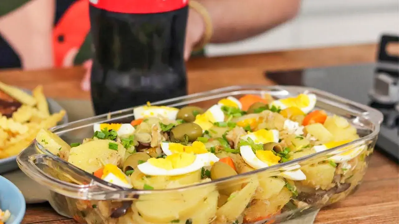 Salada de Bacalhau com Batatas Colorida e Bem Temperada para Servir em Reuniões