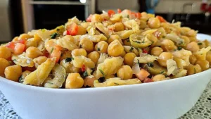 Salada de Grão de Bico com Bacalhau Fácil e Saborosa para o Dia a Dia