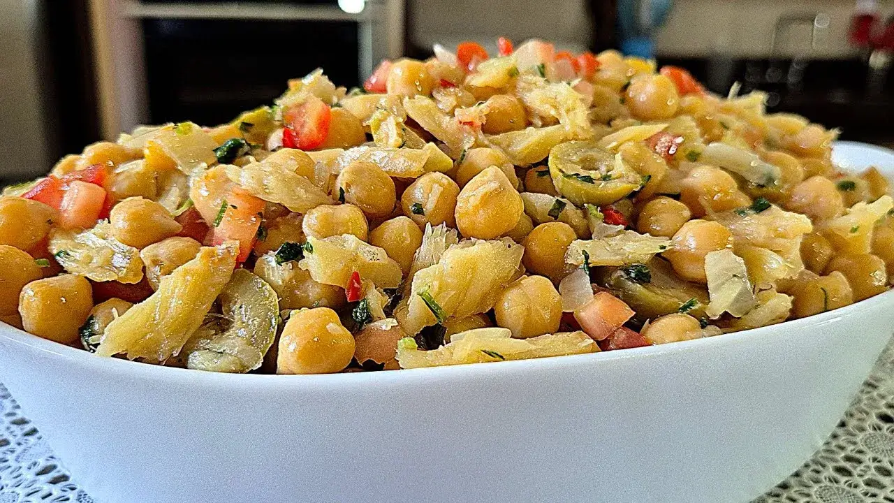 Salada de Grão de Bico com Bacalhau Fácil e Saborosa para o Dia a Dia