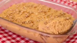 O strogonoff de nozes é uma sobremesa gelada feita com doce de leite, nata, merengue...