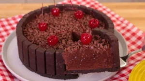 A torta black de chocolate com flor de sal é perfeita para quem quer um...