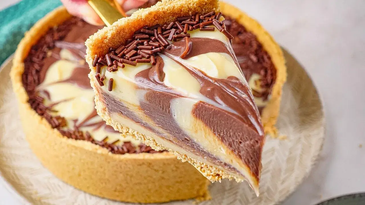 Torta Mesclada de Chocolate com Base Crocante Fácil e Elegante