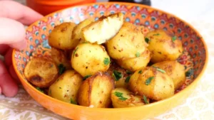Batata cremosa crocante na frigideira com alho e manteiga