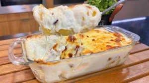 Batata de forno com bacon e molho branco gratinada fácil e cremosa