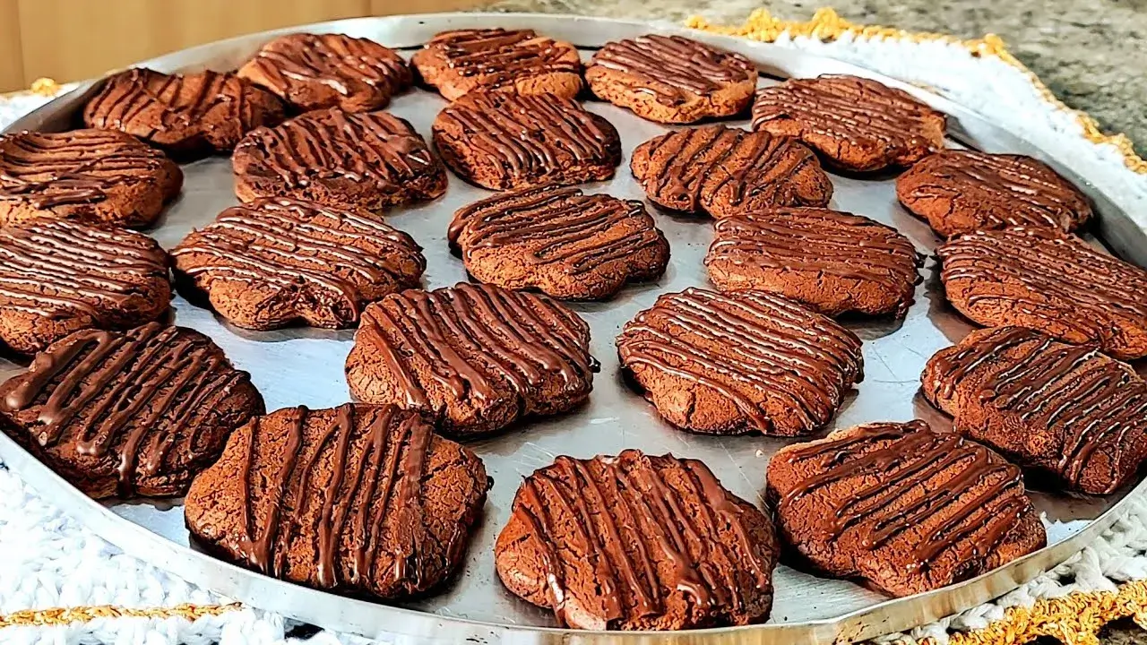 Biscoitinho de Chocolate com Amido de Milho Fácil para o Lanche