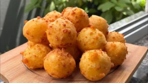 O bolinho de queijo frito é uma receita prática que serve como lanche rápido ou...