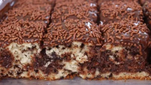 Bolo Formigueiro Caseiro Fofinho com Cobertura Cremosa de Chocolate