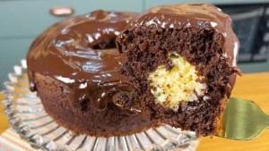 Bolo Prestígio Recheado Já Sai do Forno com Massa Fofinha e Coco Cremoso
