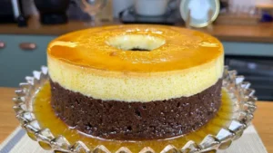 Bolo Pudim de Chocolate com Calda Caramelizada que Sai Perfeito do Forno