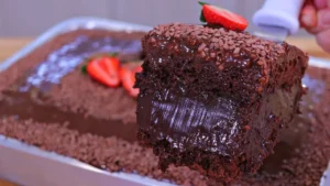Bolo de Chocolate Molhadinho com Recheio Cremoso e Calda de Chocolate