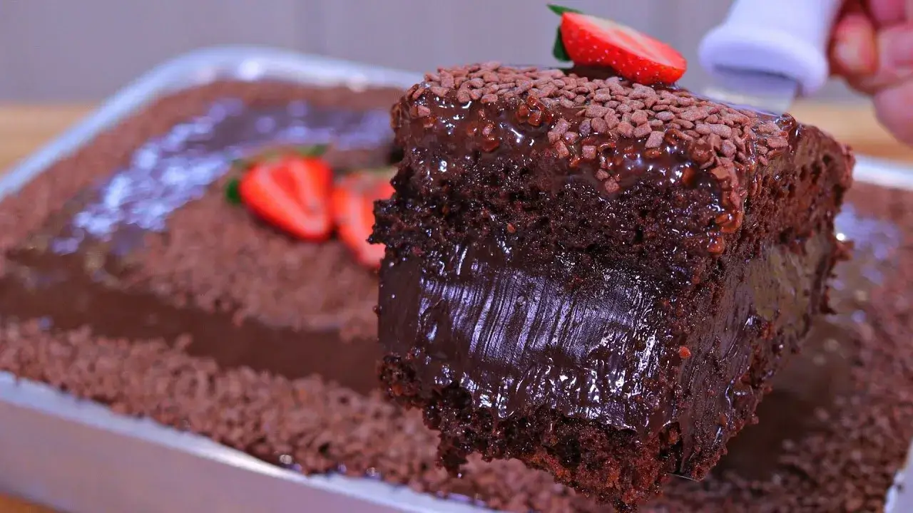Bolo de Chocolate Molhadinho com Recheio Cremoso e Calda de Chocolate