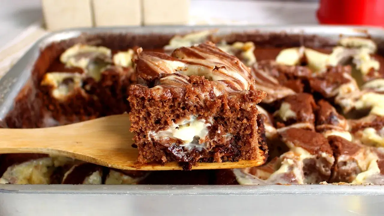 Bolo de Chocolate com Recheio Cremoso de Cheesecake