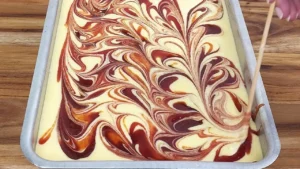 Bolo de Fubá com Goiabada Mesclada fofinho e molhadinho para o café