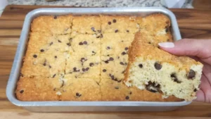 Bolo de Iogurte com Gotas de Chocolate fofinho e úmido para o café