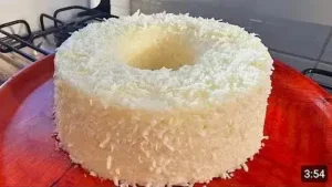 Bolo de tapioca gelado cremoso com leite condensado e coco