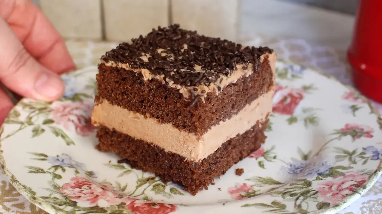 Bolo recheado de chocolate cremoso com massa fofinha e calda simples