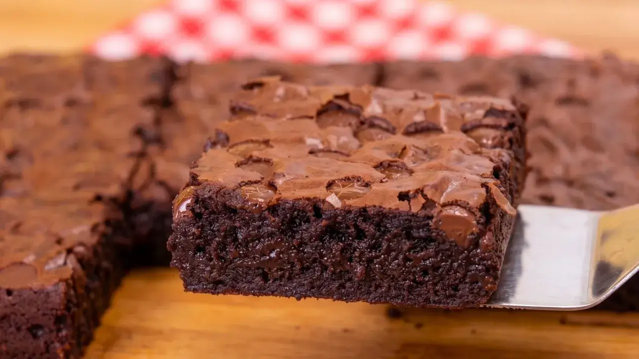 Brownie de Chocolate Molhadinho com Casquinha Crocante para Fazer em Casa
